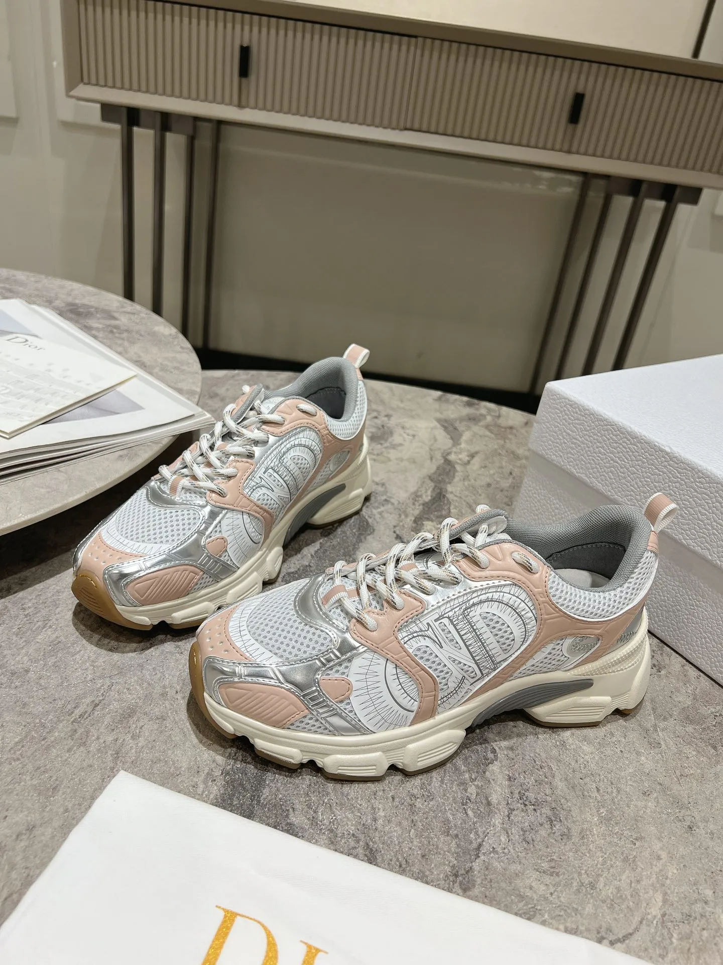 👟👟Ex-factory price 600👟👟 The latest hot model, the star model 2024 main hot product, the newly released Dior Chrono new casual sports shoes, running shoes, dad shoes are really cool, full of futuristic feeling! Really cool! Once again interpreting Dior's concept of cool fashion, the lucky star will bless you with good luck. The new EVA sole is super light and super soft! A perfect replica of the original! Fully matched material and mold! ! Women’s size: 35-39 (40.41 customized)
